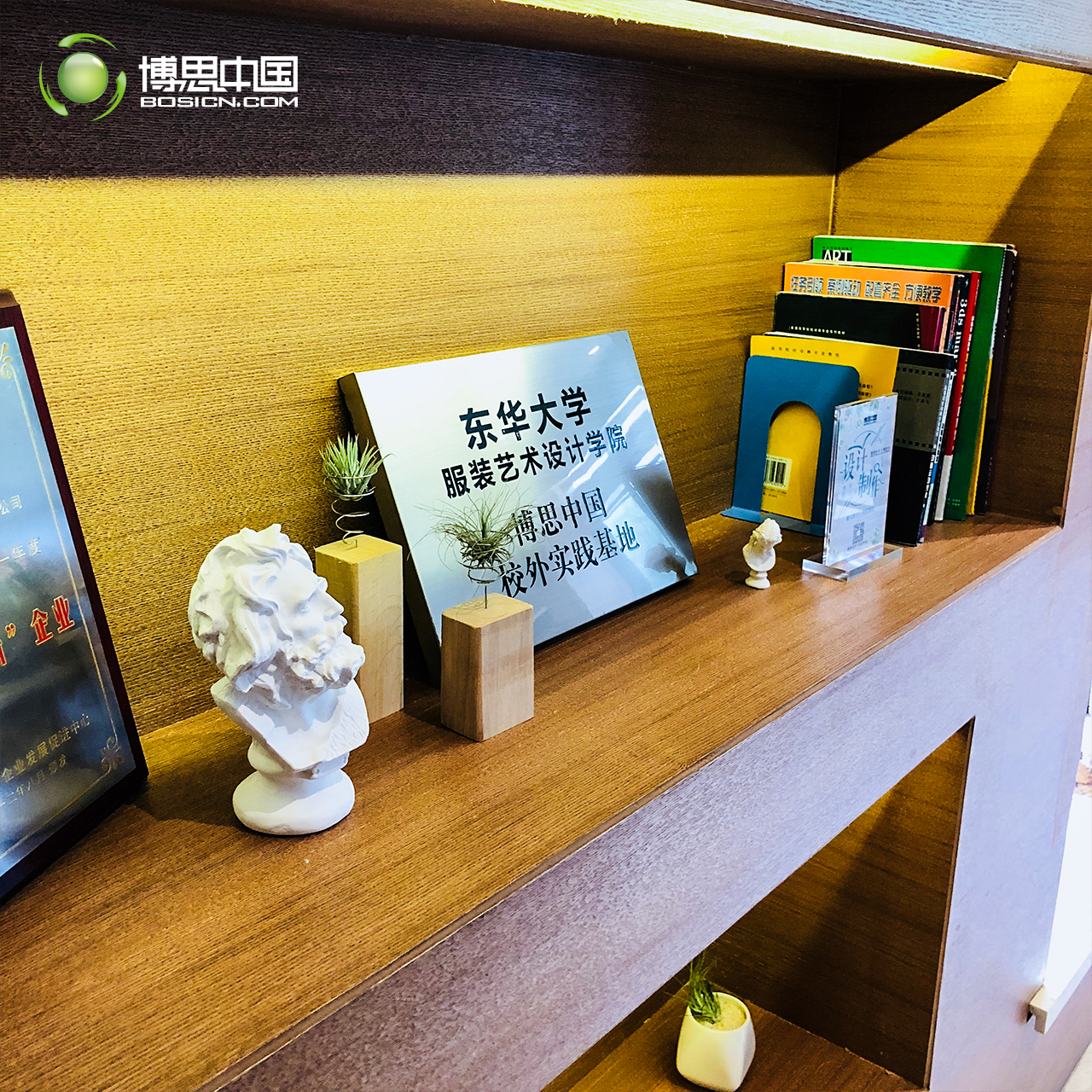 东华大学师生团体莅临雷火竞技
参观(图1)